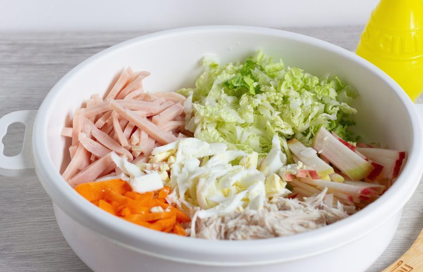 1. Этап. Салат Ласточкино гнездо: Также соломкой нарежьте капусту, морковь, яблоко, куриное филе, ветчину и куриное яйцо. Яблоко сбрызните лимонным соком, чтобы не потемнело.