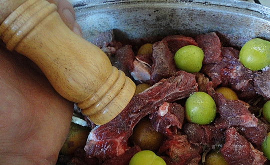 1. Этап. Чакапули из телятины: Еще раз солим и перчим.