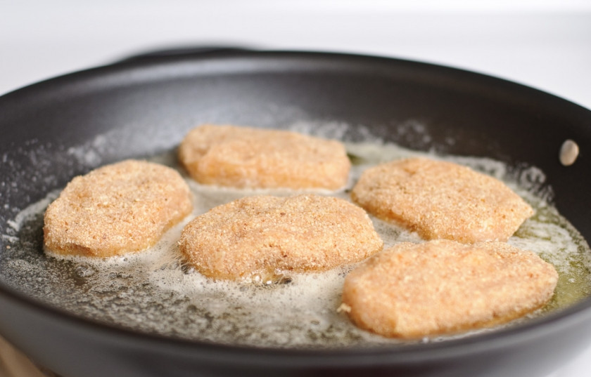 1. Этап. Куриные котлеты с плавленым сыром: 11. Когда масло растопится, обжариваем котлетки по минуты 4 с каждой стороны до золотистого цвета.