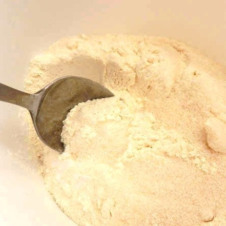 1. Этап. Оладьи на ряженке: Просеиваем в миску все сыпучие ингредиенты - муку, соль, соду, сахар и сахарный песок.