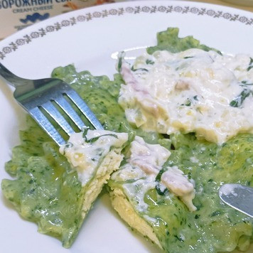 1. Этап. Зеленые равиоли с чесночным соусом: Отваривать равиоли порциями в подсоленной воде 7-8 минут. Подавать с чесночным соусом.