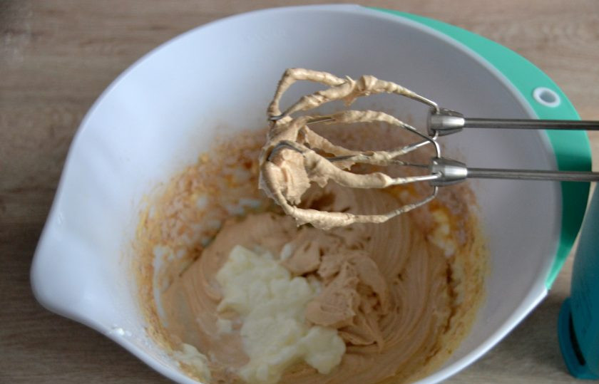 1. Этап. Пирожное Красное и белое: Влейте в тесто кефир (или ряженку, натуральный греческий йогурт), снова взбейте.