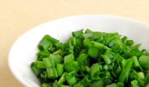 1. Этап. Крабовый салат с зеленым луком: Лук моем и режем также мелко.