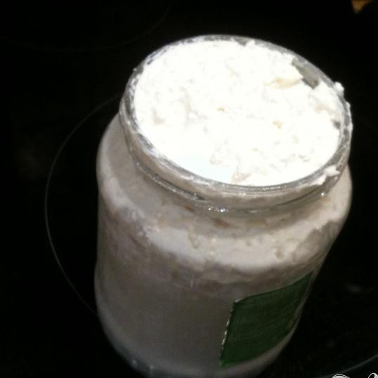 1. Этап. Оладушки на кислом молоке: Молоко квасим при комнатной температуре до образования густой массы в верхней части банки.