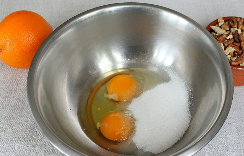 1. Этап. Морковно-апельсиновые кексы: В миску насыпаем соль, сахар и вбиваем яйца. Перемешиваем венчиком.