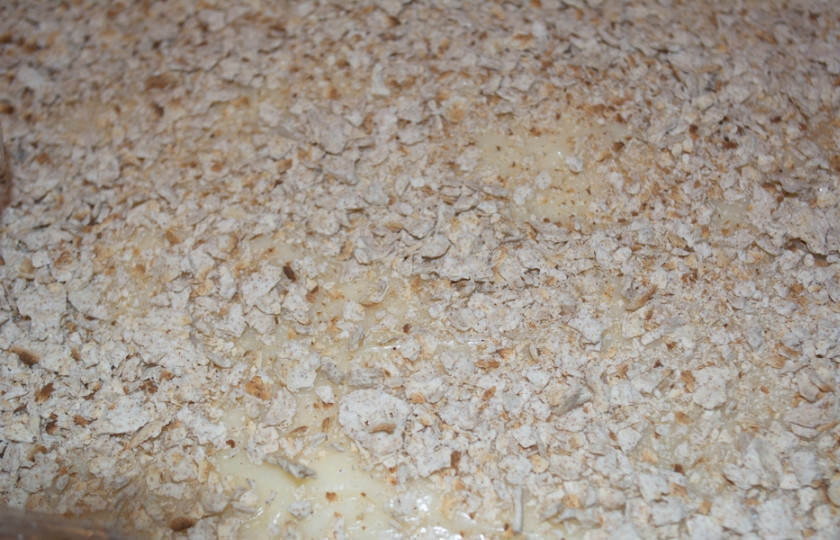 1. Этап. Наполеон из мацы: Крошками мацы посыпьте тортик. Затем поставьте его в холодильник минимум на 1 сутки, чтобы хорошо пропитался.