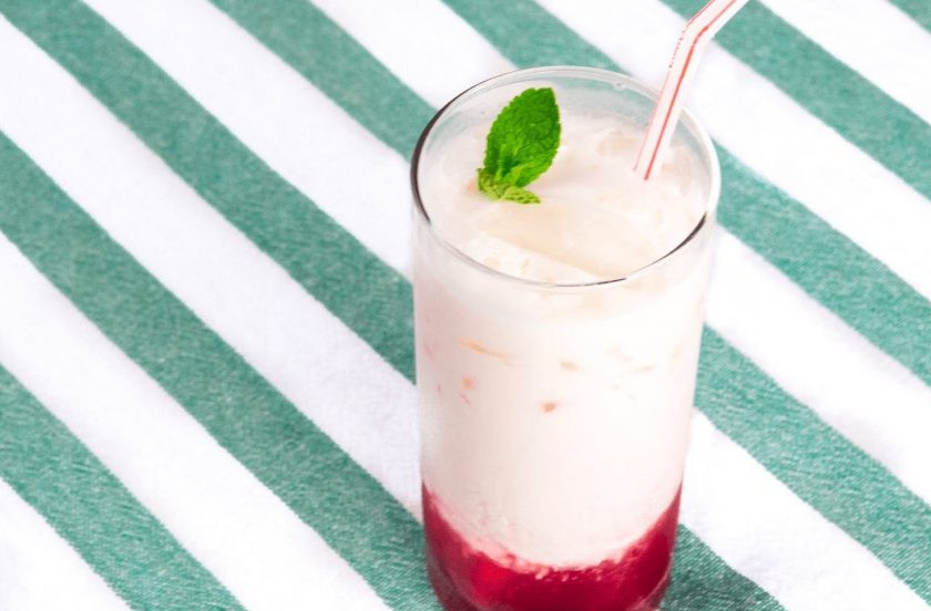 1. Этап. Молочный коктейль с ягодным сиропом: 3. Затем остудите смесь до комнатной температуры и добавьте немного в стакан. После этого добавьте к сиропу ледяную крошку (лед, измельченный с помощью блендера или молотка), газированную воду и сливки. Старайтесь не смешивать слои. Приятного аппетита!