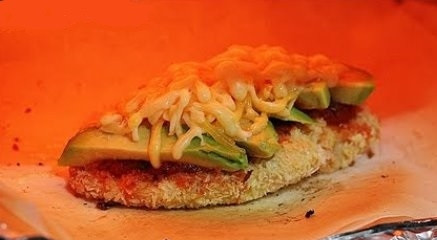 1. Этап. Курица с авокадо под сырной шубкой: Расстелите фольгу, уложите на нее мясо и отправьте в разогретую до 200 градусов духовку на 5-7 минут.