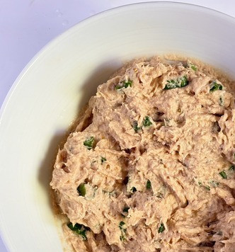 1. Этап. Паштет из лосося: Попробовать на соль/перец, если надо, приправить.