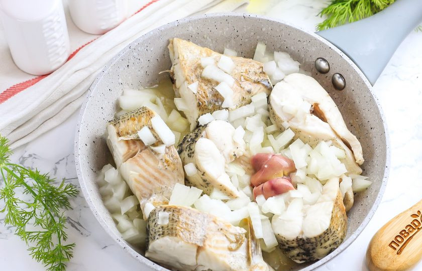 1. Этап. Сливочная щука: Затем очистите лук от кожуры и промойте в воде, нарежьте мелким кубиком. Добавьте к рыбе и обжарьте 3-5 минут.