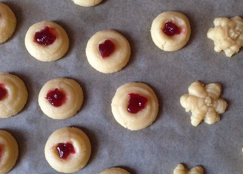 1. Этап. Курабье: У меня начинка — густой джем. Можно использовать вареную сгущенку, кусочки мармелада, орешки.