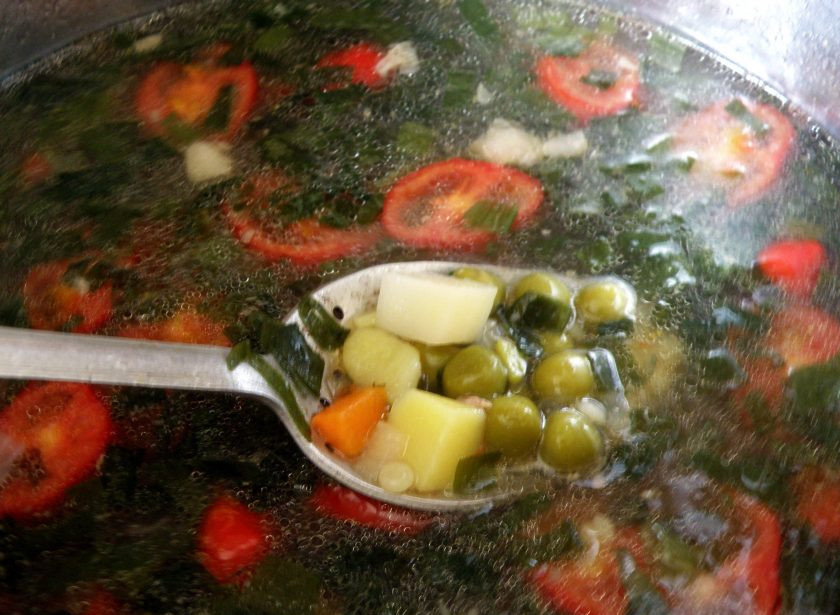 1. Этап. Суп с макаронами и консервированным горошком: Добавьте в суп макаронные изделия и нарезанные кружочкам помидоры. Посолите и поперчите по вкусу. Варите до готовности макарон. Выложите в суп половину банки консервированного горошка, доведите до кипения. Затем добавьте в суп рубленую зелень и отключите нагрев.