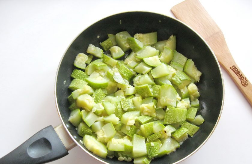 1. Этап. Икра из кабачков по ГОСТу: Тушите кабачки на среднем огне, перемешивая, до готовности. Жидкость должна выкипеть. Переложите в миску.