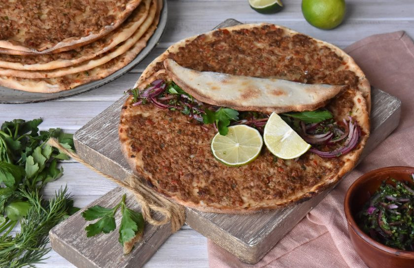 1. Этап. Лахмаджун по-турецки: Подавайте лахмаджун горячим. Очень вкусно в сочетании с кисломолочными напитками: айраном, мацони, йогуртом.