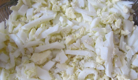 1. Этап. Салат Мужские мечты с говядиной: 3. После этого идут слои измельченного яблока и измельченных яиц. И один, и второй слой тоже промажем майонезом.