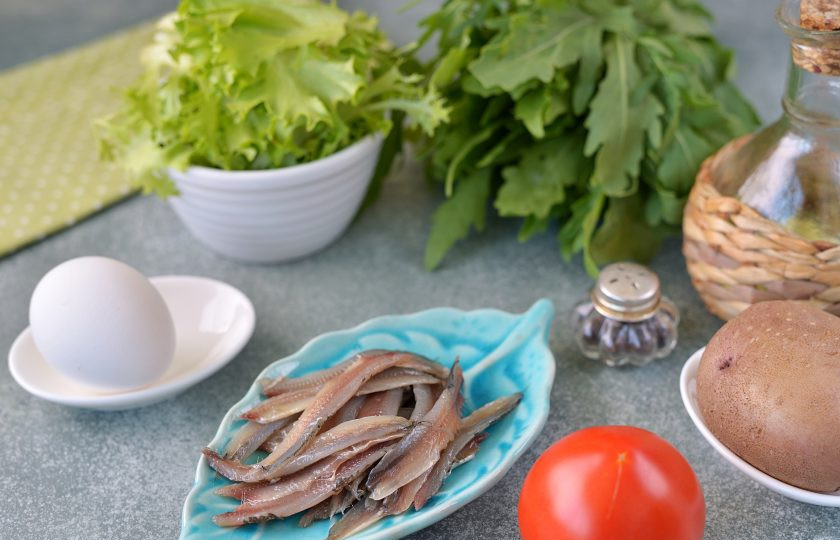 1. Этап. Салат с анчоусами и рукколой: Анчоус почистите от головы, внутренностей, снимите филе с хребта. Также можно использовать соленый анчоуса из баночки, только количество его уменьшите вдвое, а то и втрое.