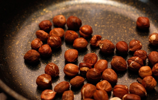 1. Этап. Кисель молочный: Фундук чистим от скорлупы и слегка обжариваем на сухой сковороде.