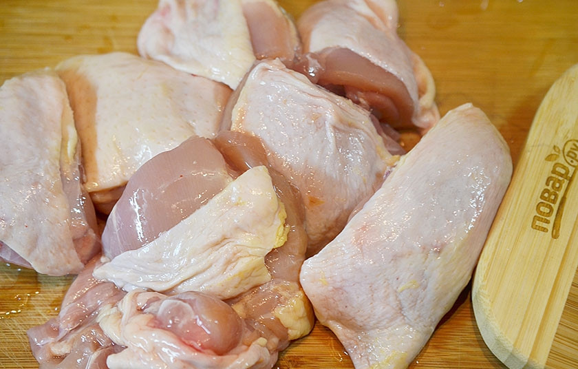 1. Этап. Курица в сидре с яблоками: Курицу нарежьте на небольшие куски.