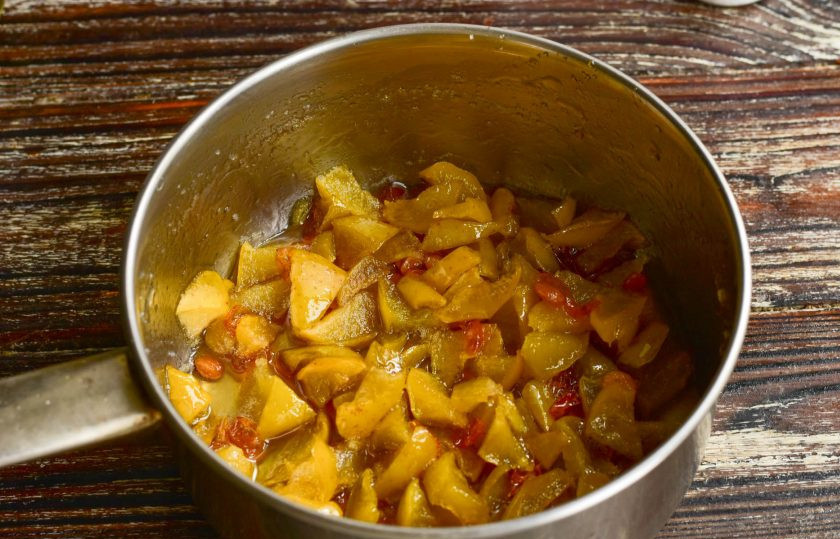 1. Этап. Варенье из яблок и калины: Варите варенье на умеренном огне в течение 15-20 минут.