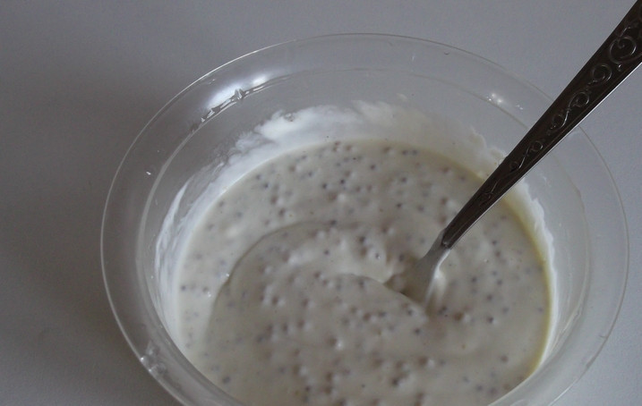 1. Этап. Салат из черешкового сельдерея: Приготовим заправку. Тщательно перемешайте: майонез, сметану, горчицу, соль, перец, сахар, уксус и лимонный сок.