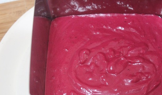 1. Этап. Закусочное свекольно-творожное суфле: Форму для мусса выложить пленкой. Я использовала рамку и смазала внутренние стороны растительным маслом без запаха. Вылить свекольный мусс и поставить в холодильник. У меня стоял ночь.