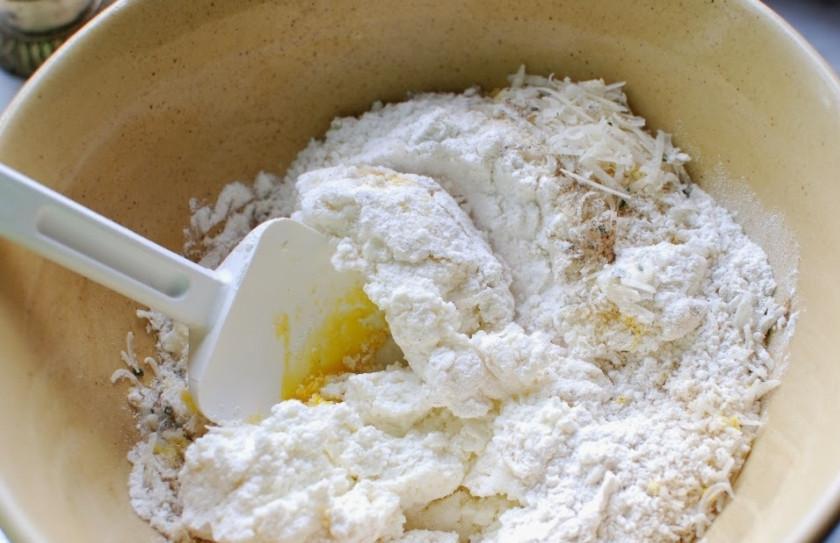 1. Этап. Ньокки с рикоттой: Поперчить и перемешать аккуратно.