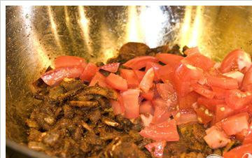 1. Этап. Классическое куриное карри: Добавьте порезанные помидоры и соль.