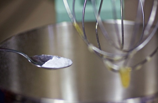 1. Этап. Блинное тесто: 4. Добавьте немного соды или разрыхлителя. Тесто на этом этапе будет довольно густым, так и должно быть.