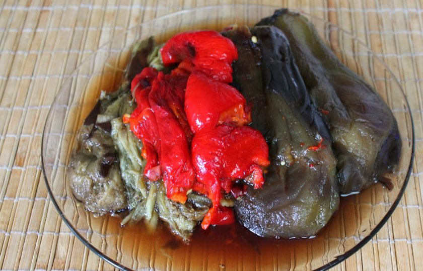 1. Этап. Аджика из баклажанов и помидоров: Из духовки вынимаем готовые овощи. Баклажаны чистим. Из перцев удаляем семечки и тонкую шкурку-пленку, которая, после запекания, легко отделяется от перцев.