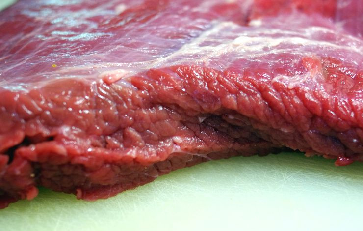 1. Этап. Говядина в смородиновом маринаде: Мясо помыть и обсушить.