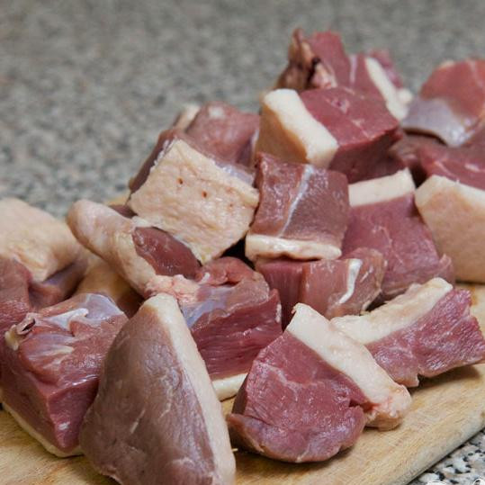 1. Этап. Тушенная утка с баклажанами и картофелем: Порежьте утку на одинаковые кусочки (чем меньше кусочки, тем быстрее приготовление).