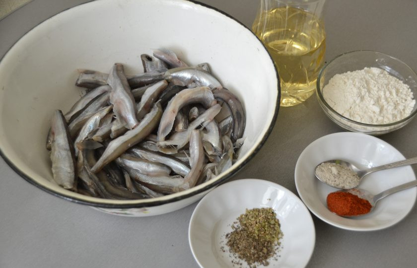 1. Этап. Мойва в масле: Подготовьте ингредиенты.