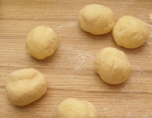 1. Этап. Творожные шарики, жареные в масле: Обкатайте.