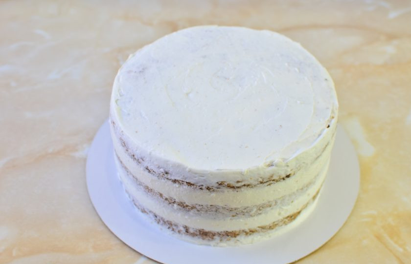 1. Этап. Морковный торт с маскарпоне и орехами: Прослоите коржи кремом и соберите торт. Уберите его в холодильник на 6 часов для застывания. Чтобы торт был более ровный, можно обернуть его ацетатной пленкой и затянуть в кольцо.