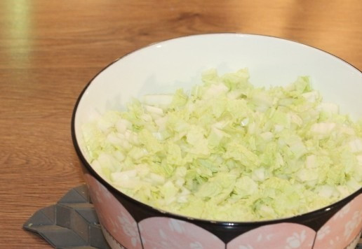 1. Этап. Ленивые голубцы, запечённые под соусом: 5. Посыпаем капусту маленькой щепоткой соли и перетираем руками до выделения сока.