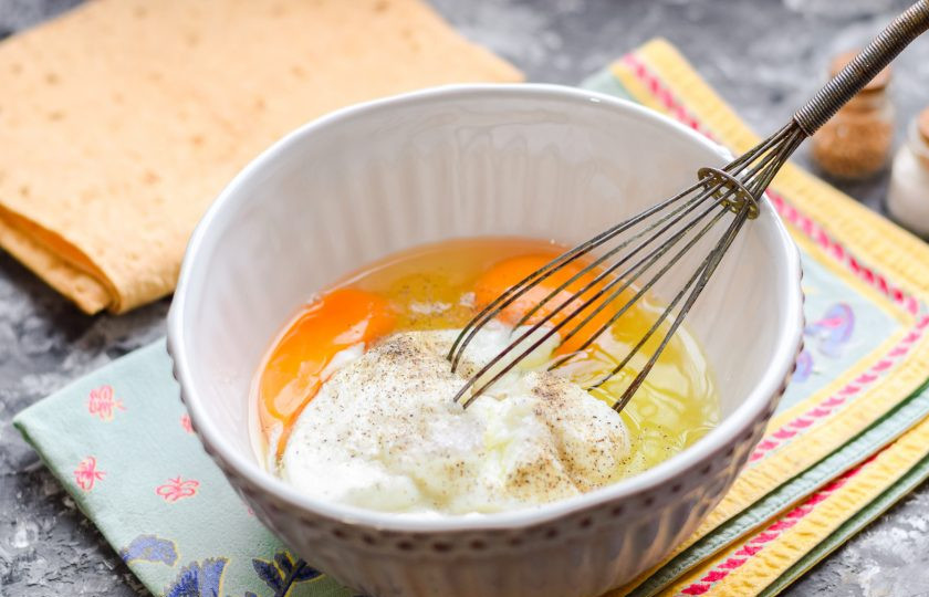 1. Этап. Запеканка с адыгейским сыром: Добавьте следом к яйцам йогурт, соль и перец, перемешайте все.