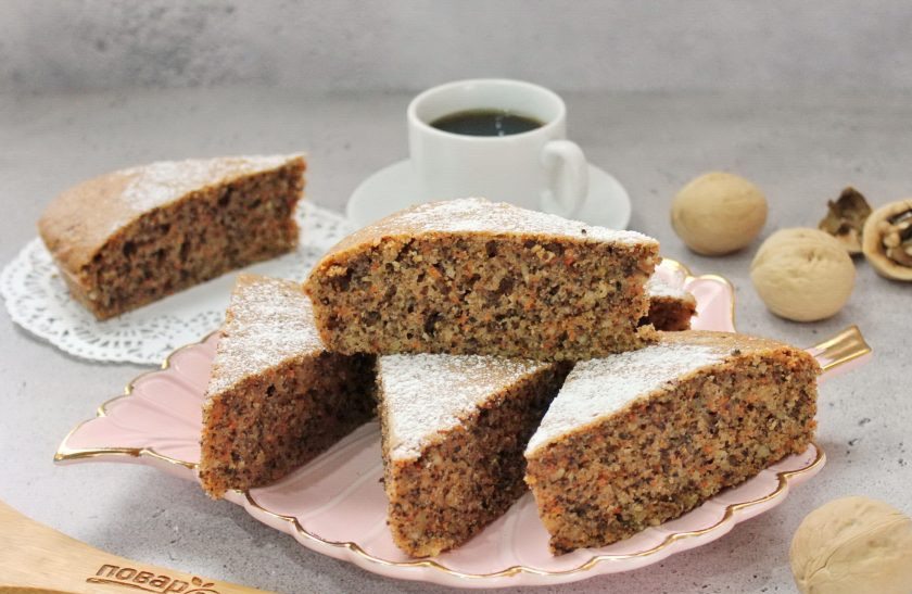 1. Этап. Морковный пирог с грецкими орехами и корицей: Готовый пирог немного охладите, достаньте из формы, нарежьте и подавайте к столу.