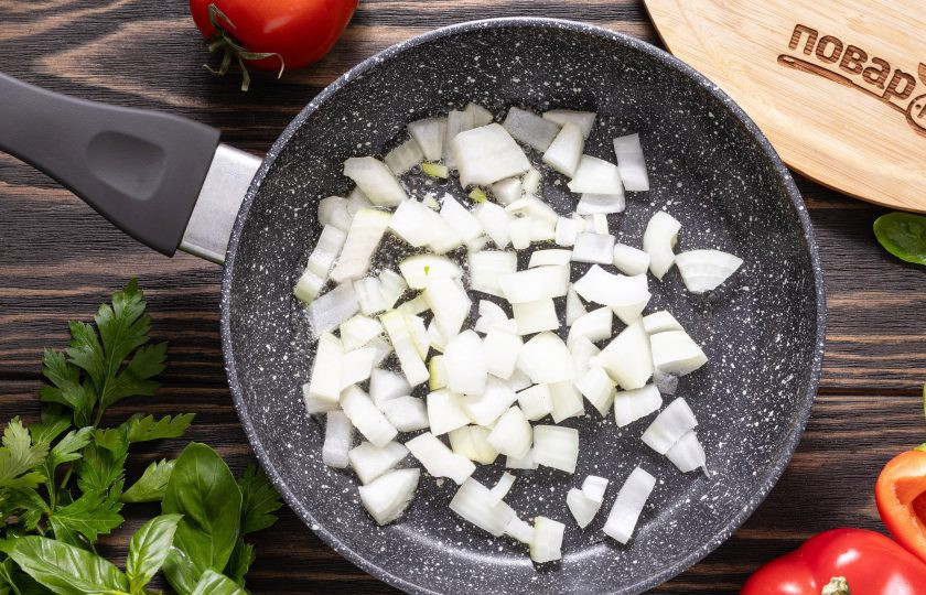 1. Этап. Аджапсандал с баклажаном и чесноком: Отдельно обжарьте репчатый лук нарезанный кубиками около 3 минут.