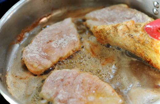 1. Этап. Отбивные с грибами: 5. Отправить туда отбивные и обжарить с двух сторон. Затем снять их и отложить в сторону.