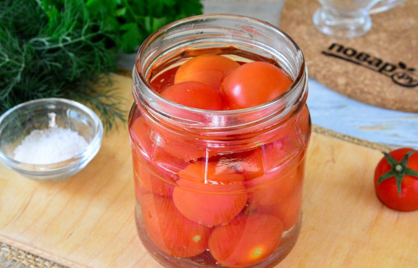 1. Этап. Маринованные помидоры без специй: Помидоры промойте, выложите в банки, залейте кипятком.