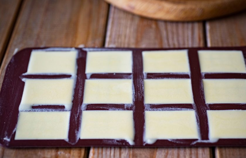 1. Этап. Белый шоколад из какао масла: Полученную смесь разложите по удобным формам для шоколада (у меня силиконовые) и отправьте заполненные формы в холодильник на ночь.