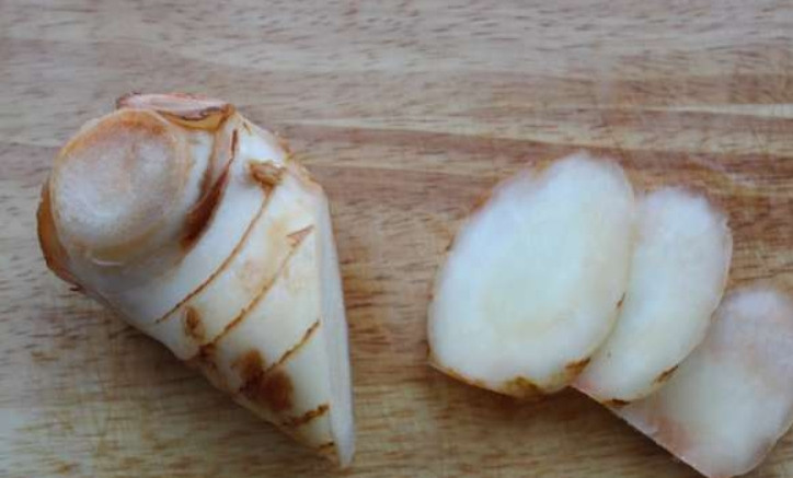 1. Этап. Суп Том ям с кокосовым молоком: Галангал (имбирь) очищаем и нарезаем тонкими пластинками.