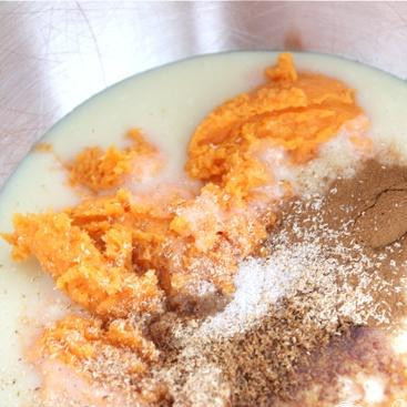 1. Этап. Помадка из сладкого картофеля: 3. Растопленную массу перелить в миску кухонного комбайна и перемешать с пюре из сладкого картофеля, ванильным экстрактом, корицей, солью и половиной сахарной пудры.