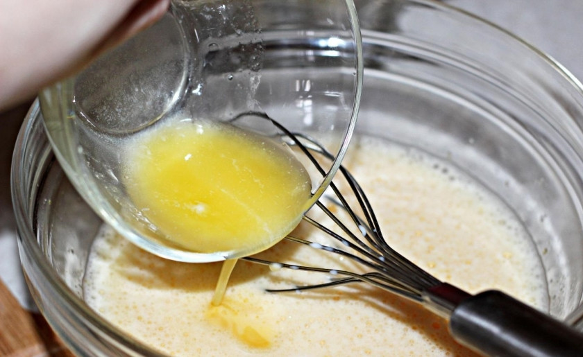 1. Этап. Тонкие блинчики на молоке: 2. Сливочное масло растапливаю и добавляю в миску к молоку и яйцам, перемешиваю до однородной консистенции.