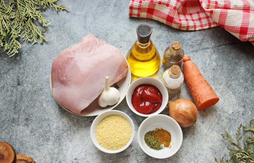 1. Этап. Кускус с индейкой: Подготовьте все необходимые ингредиенты для приготовления кускуса с индейкой. Овощи вымойте и при необходимости почистите.