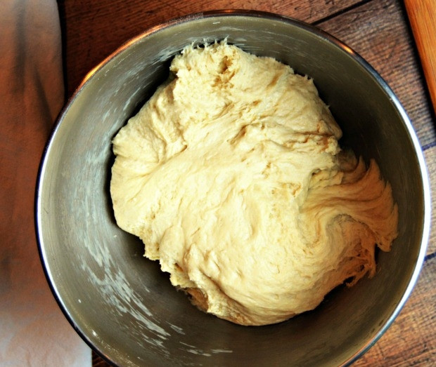 1. Этап. Булочки для перекуса: 4. Уберите насадку комбайна и вымешивайте тесто вручную еще 10 минут.