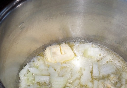 1. Этап. Суп-пюре из цветной капусты: Кастрюлю ставим на огонь. В нее выкладываем сливочное масло, лук, чеснок и 1 ч. л. сахара.