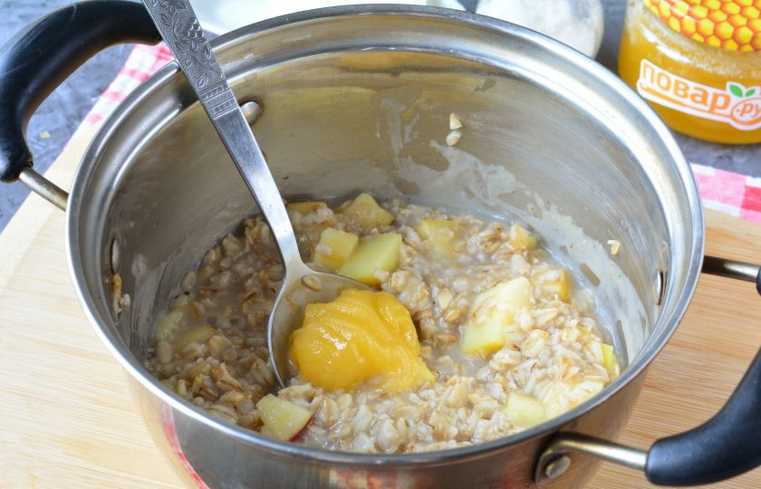 1. Этап. Овсяная каша с медом и яблоками: Затем добавьте в кашу мед, перемешайте и снимите с огня.