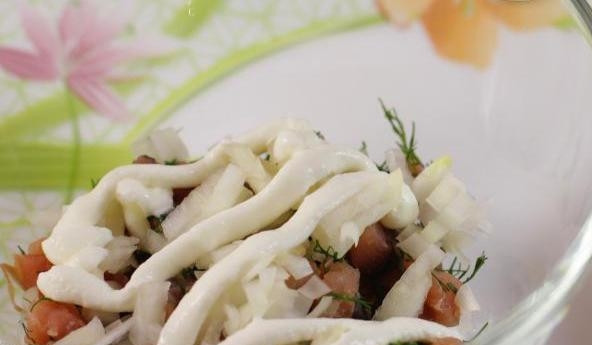 1. Этап. Салат Рыба под шубой: На дно салатницы уложите рыбу. Почистите и измельчите лук, уложите его следующим слоем. Смажьте майонезом.