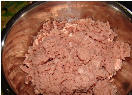 1. Этап. Вафельные котлеты: 1. Рецепт приготовления вафельных котлет, как и любых других, начинается с фарша. Мясо необходимо вымыть, просушить и нарезать небольшими кусочками. Пропустить через мясорубку.